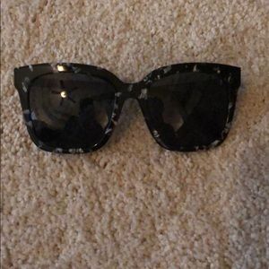 Beautiful, barely worn Diff sunglasses!